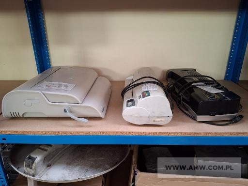 Sprzęt fotograficzny i video - pakiet zawierający 32 poz. asort. (wg oddzielnego wykazu), w tym m.in.: aparaty fotograficzne, lampy błyskowe, obiektywy, kamery, odbiorniki TV, bindownice, laminatory itp. 